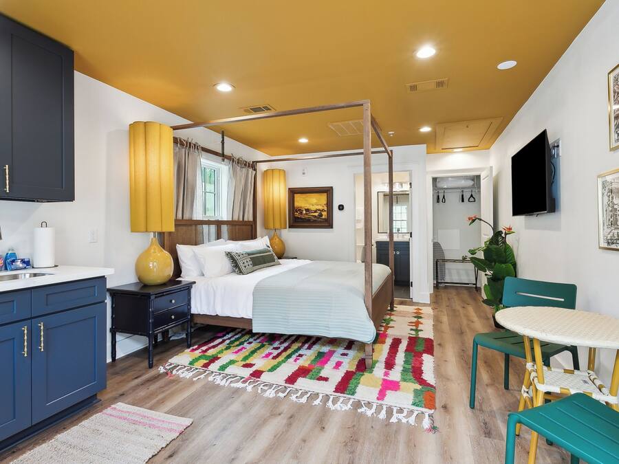 Studio Khas, 1 Tempat Tidur King, Bebas Asap Rokok, dapur kecil | Area keluarga | Smart TV 40-inci dengan saluran TV digital