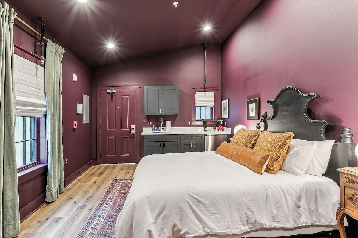 Comfort Studio, 1 Queen Bed, Non Smoking, Kitchenette | Living area | 40-inch Smart TV with digital channels