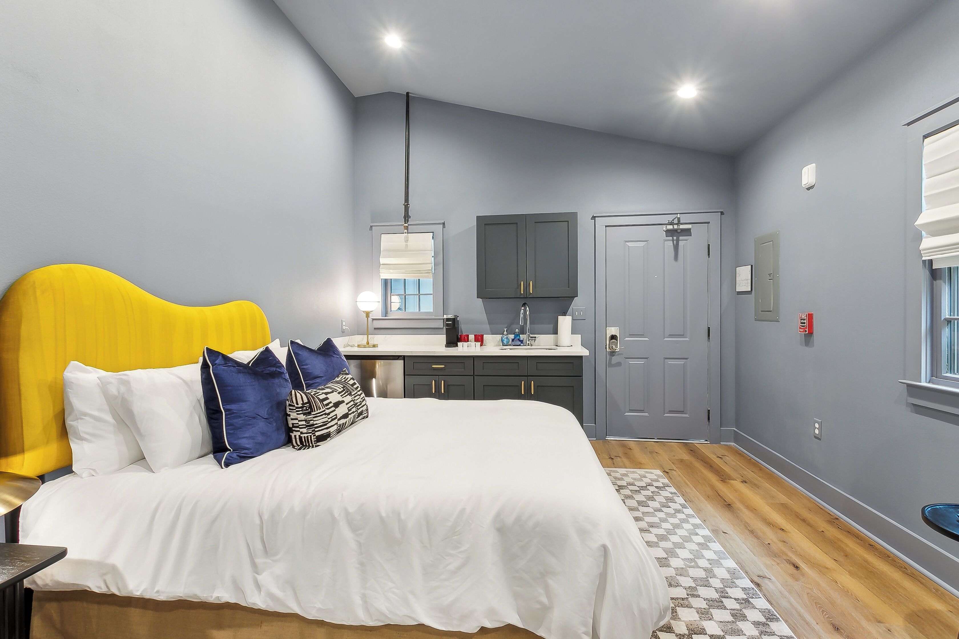 Signature Studio, 1 Queen Bed, Non Smoking, Kitchenette | Living area