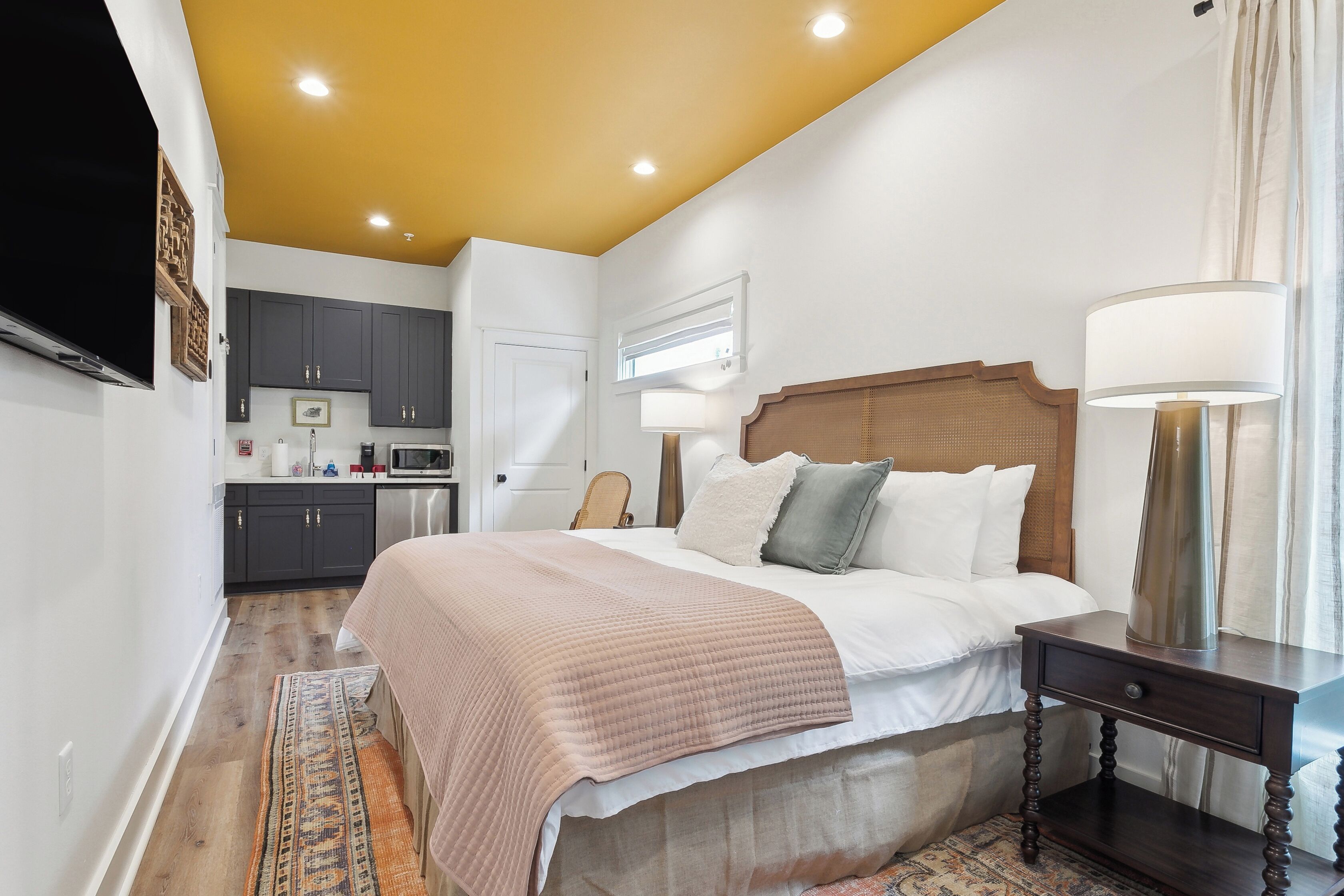 Classic Studio, 1 King Bed, Non Smoking, Kitchenette | Living area