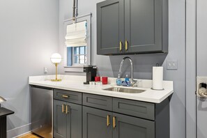 Signature Studio, 1 Queen Bed, Non Smoking, Kitchenette | Private kitchenette | Microwave, coffee/tea maker, cookware/dishes/utensils - Vibrant NOLA Retreat Jazz & Culture (New Orleans)