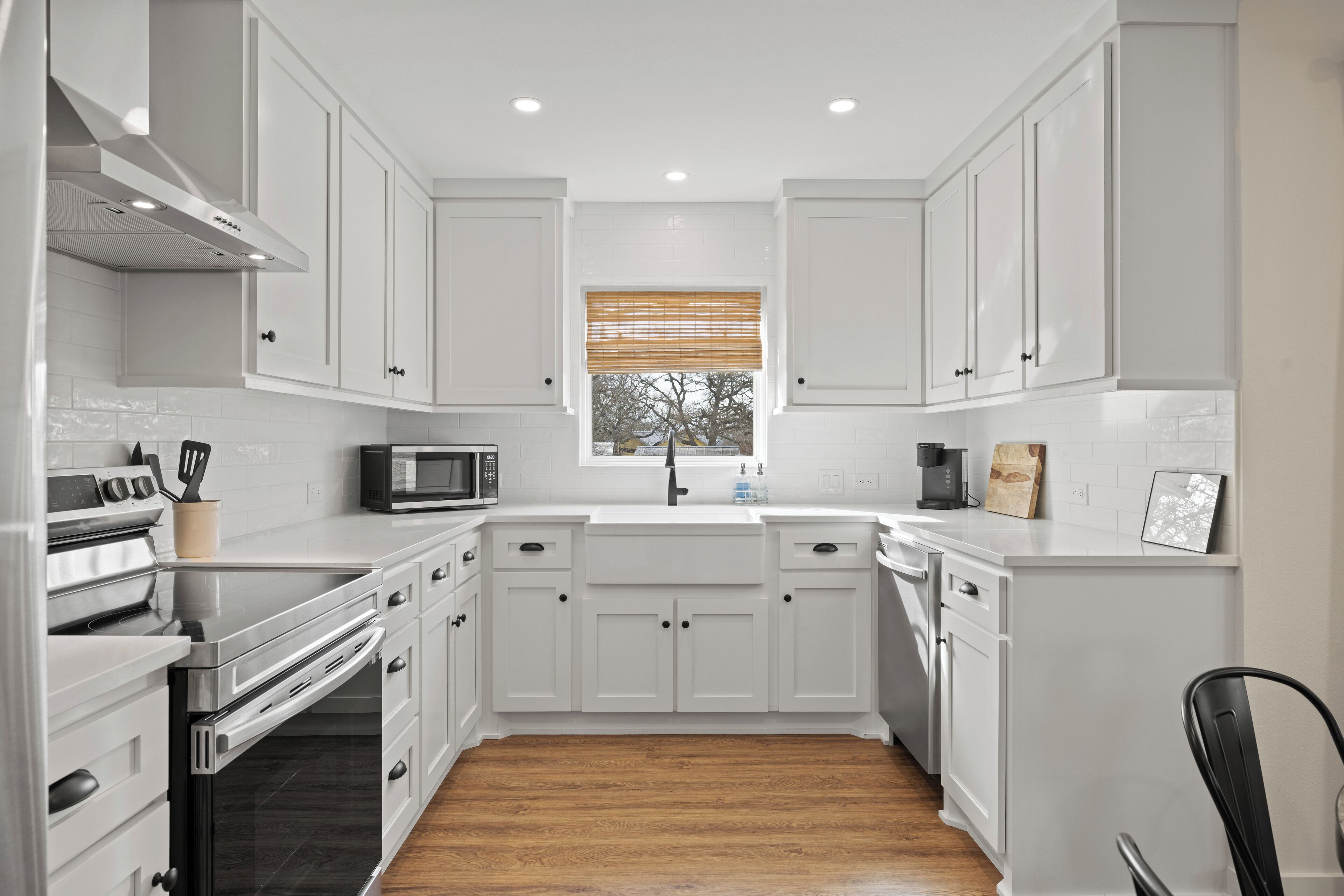 Frigorífico, microondas, horno y placa de cocina