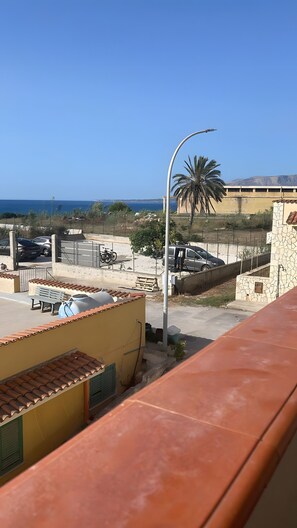 Property grounds - Room '2' with Balcony, Wi-Fi and Air Conditioning (Balestrate)