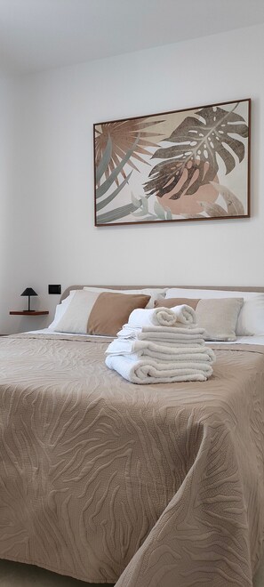 WiFi, bed sheets - Room '2' with Balcony, Wi-Fi and Air Conditioning (Balestrate)