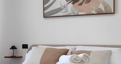 Room '2' with Balcony, Wi-Fi and Air Conditioning