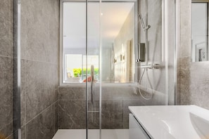 Dusche, Haartrockner, Handtücher