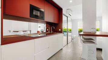 Coffee/tea maker, fridge, microwave, stovetop
