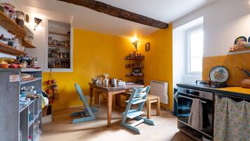 Geladeira, cafeteira/chaleira, chaleira elétrica, torradeira