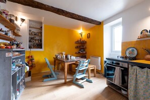 Fridge, coffee/tea maker, electric kettle, toaster - Guest Room “Chambre Au Calme” with Mountain View, Shared Terrace, and Wi-Fi (Reillanne)