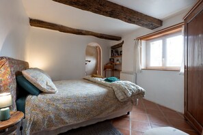 WiFi, bed sheets - Guest Room “Chambre Au Calme” with Mountain View, Shared Terrace, and Wi-Fi (Reillanne)