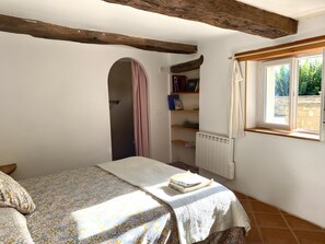 WiFi, bed sheets - Guest Room “Chambre Au Calme” with Mountain View, Shared Terrace, and Wi-Fi (Reillanne)
