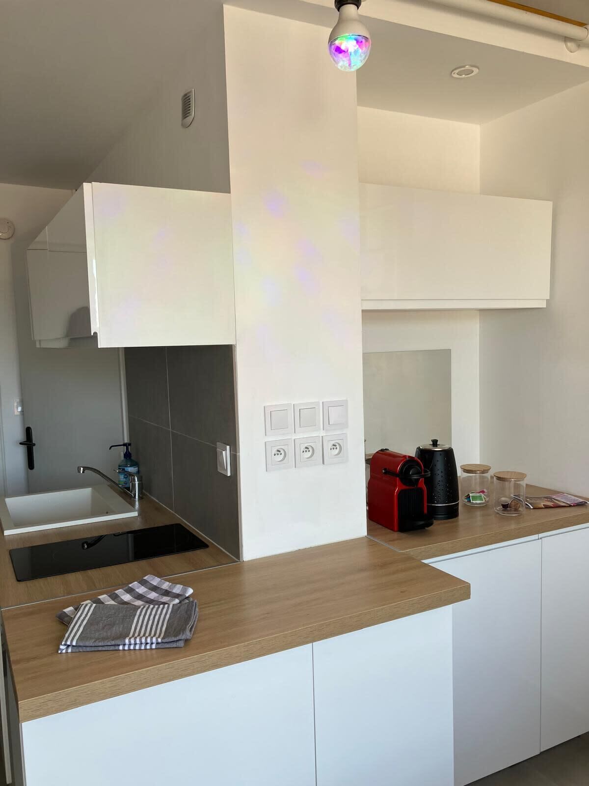 Coffee/tea maker, fridge, microwave, stovetop