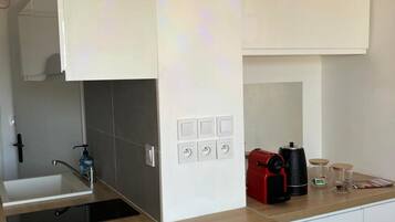 Coffee/tea maker, fridge, microwave, stovetop