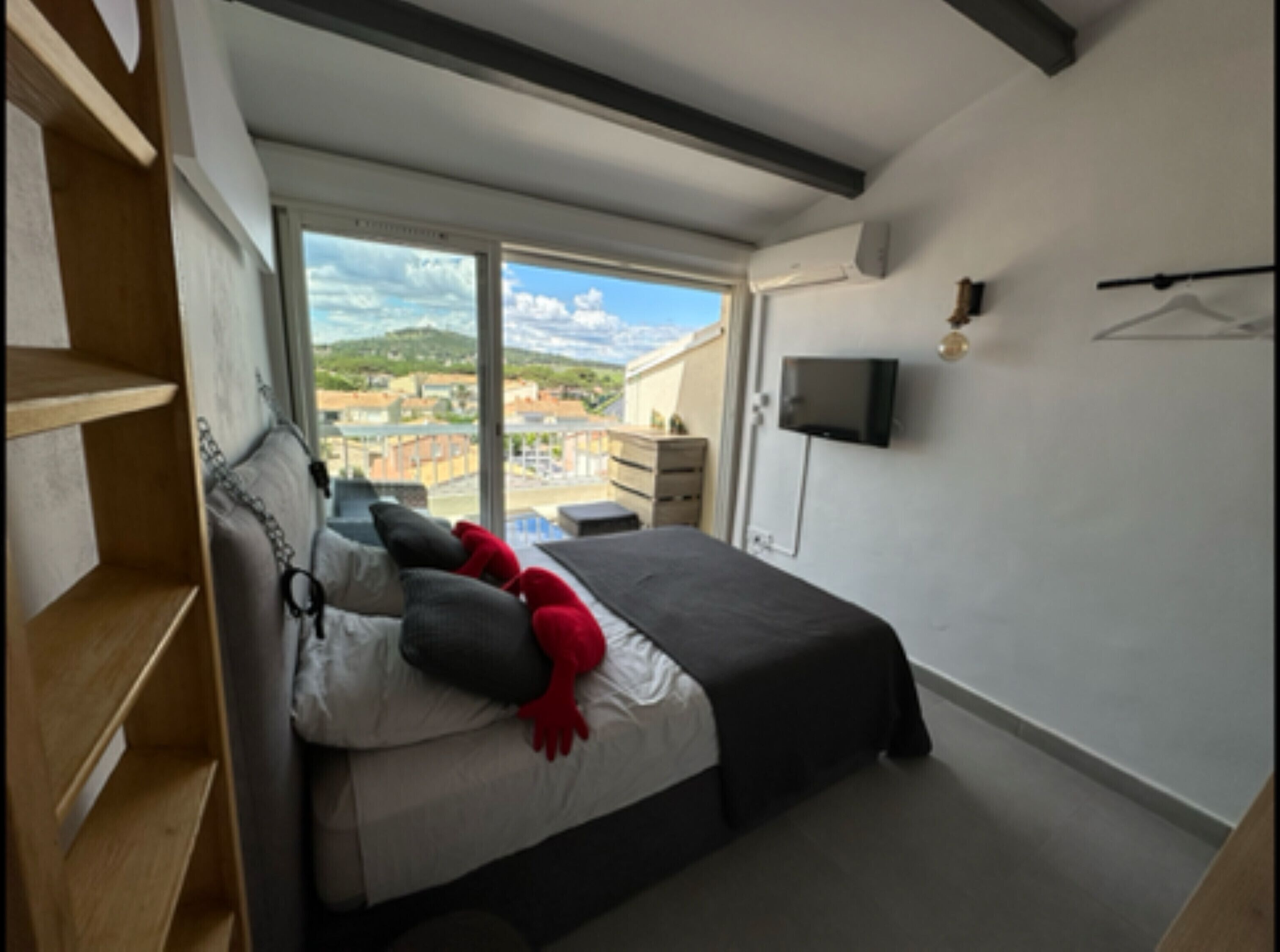 Tabla de planchar con plancha, wifi, ropa de cama