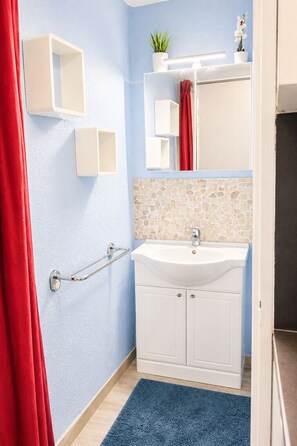 Een douche, gratis toiletartikelen, handdoeken