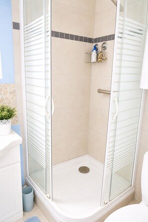 Shower, free toiletries, towels - Naturiste Cap d'Agde Port Soleil 560 (Agde)
