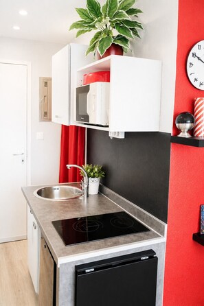 Fridge, microwave, stovetop, coffee/tea maker - Naturiste Cap d'Agde Port Soleil 560 (Agde)