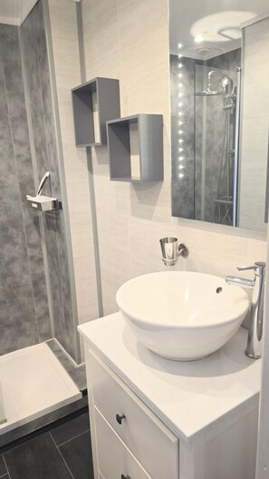 Douche, articles de toilette gratuits, serviettes fournies
