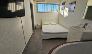 Iron/ironing board, WiFi, bed sheets - Naturiste Cap d'Agde Villa Héliovillage 20 (Agde)