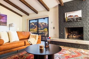 Smart TV, chimenea, videojuegos y futbolito 