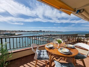 Outdoor dining - Apartment with terrace 200m from Riells beach (L'Escala)