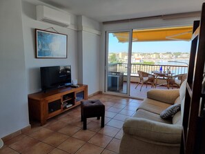 TV - Apartment with terrace 200m from Riells beach (L'Escala)