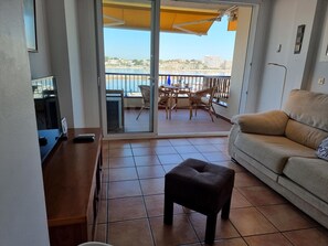 TV - Apartment with terrace 200m from Riells beach (L'Escala)