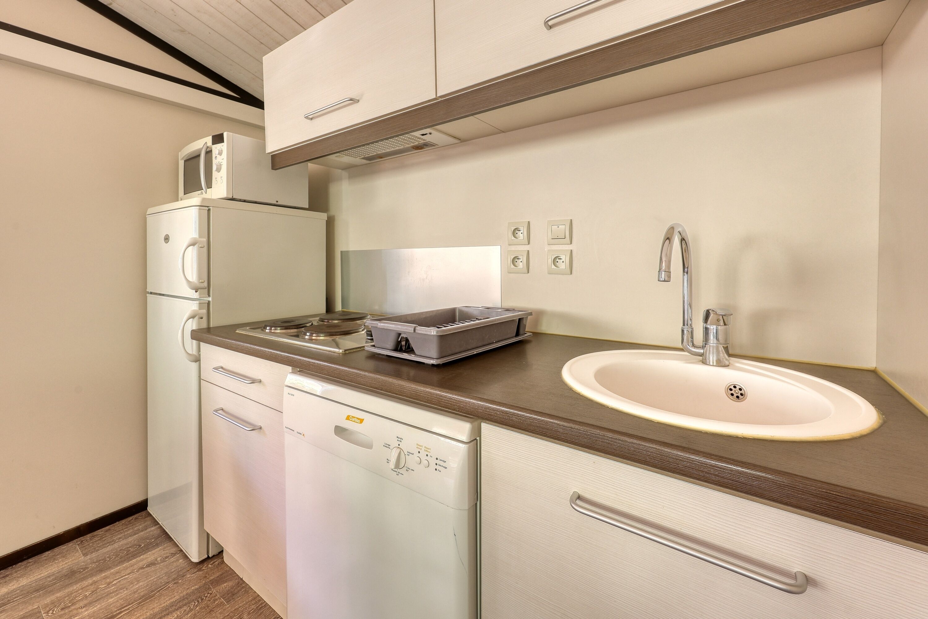 Refrigerador, microondas, lavavajillas y cafetera y tetera 