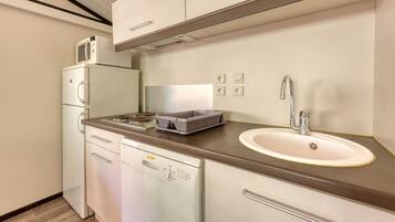 Refrigerador, microondas, lavavajillas y cafetera y tetera