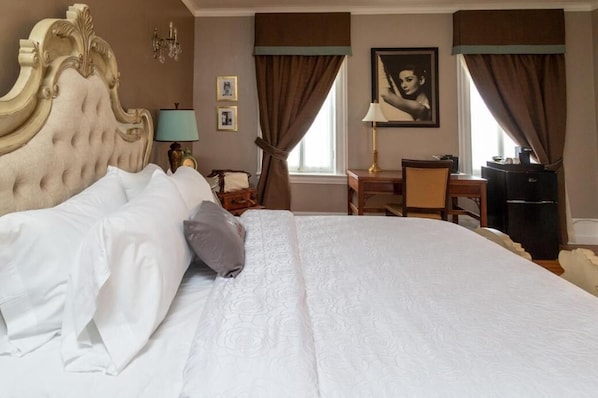 Tabla de planchar con plancha, wifi gratis y ropa de cama