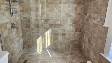 Douche, sèche-cheveux, serviettes fournies, savon