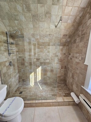 Een douche, een haardroger, handdoeken, zeep