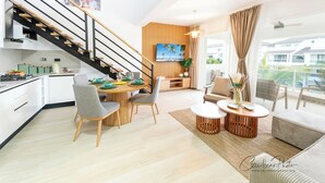 Una cocina moderna con comedor, una escalera y una sala de estar con vistas.