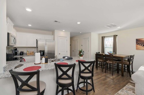 Stylish 3BR Getaway across Bristol Speedway