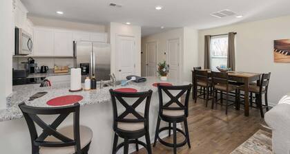 Stylish 3BR Getaway across Bristol Speedway