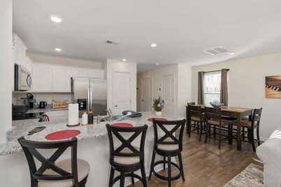 Stylish 3BR Getaway across Bristol Speedway