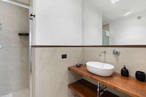 Douche, s échoir à cheveux, serviettes fournies