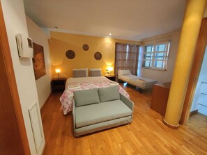 Tabla de planchar con plancha, wifi y ropa de cama 