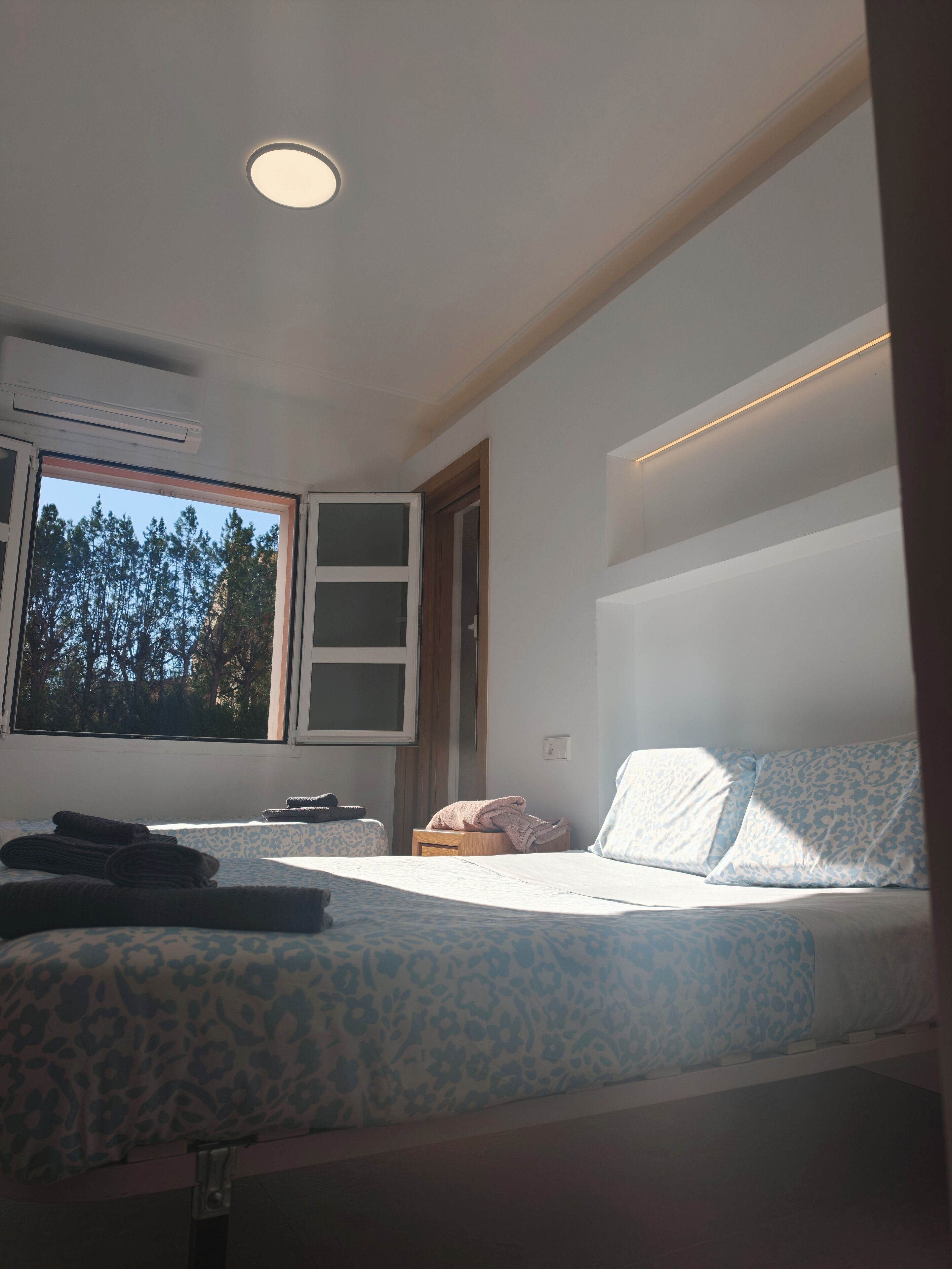 Een strijkplank/strijkijzer, wifi, beddengoed