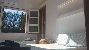 Een strijkplank/strijkijzer, wifi, beddengoed