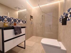 Regadera, tina de hidromasaje, secadora de cabello, bidet 