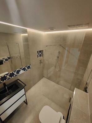 Regadera, tina de hidromasaje, secadora de cabello, bidet 