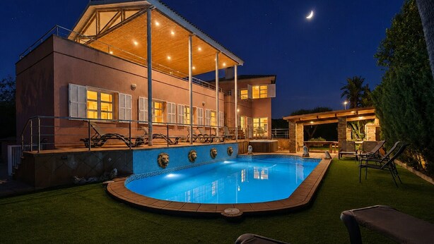 A modern house with a swimming pool, outdoor seating, and a covered patio area. - VillaBerria, 9Host, Pool, BBQ, Jcuzzi, Oasis Palma (Marratxí)