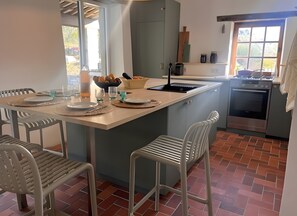 Frigorífico, horno, placa de cocina y lavavajillas