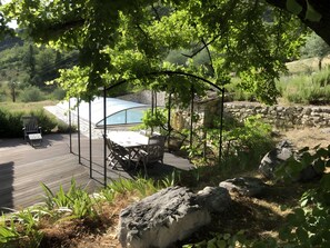 Outdoor dining - Stone House with Private Pool and Panoramic Valley View (Sainte-Euphémie sur Ouvèze)