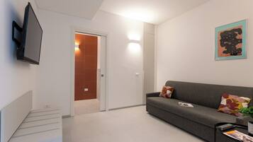 Deluxe Apartment, City View | Living area