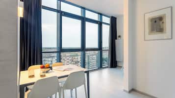 Deluxe Apartment, City View | Dining
