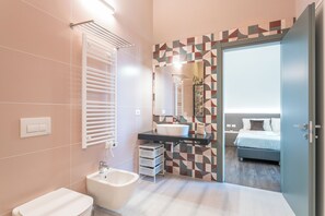 Deluxe Apartment, City View | Bathroom | Hair dryer, towels, soap, shampoo - Htm Hybrid Tower Mestre by Halldis (Mestre)