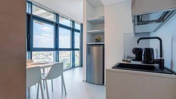 Deluxe Apartment, City View | Private kitchen