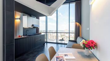 Deluxe Apartment, City View | Dining